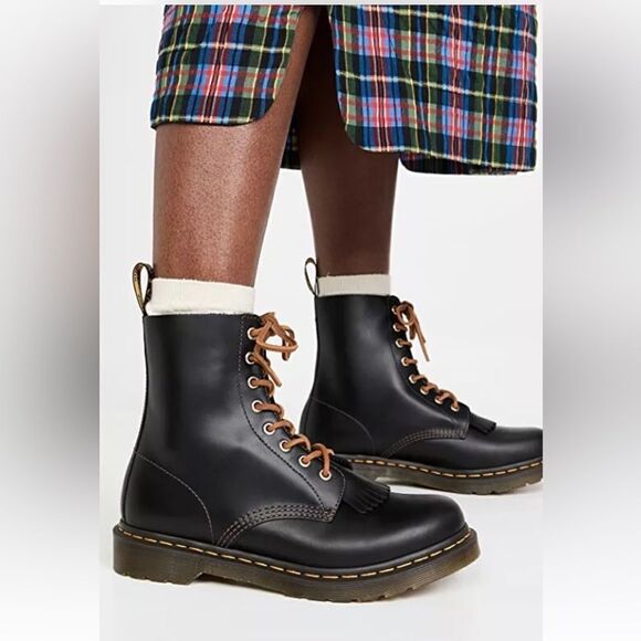 Dr. Martens 1460 Pascal Abruzzo
Boots. BNWT black classic boots. Size 7. - Picture 3 of 12